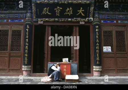 Eingang zum Hai Bao oder Haibao ta, auch als der Norden Pagode Bei ta zuerst im 5. Jahrhundert umgebaut im 18. Jahrhundert im ursprünglichen Stil in Lhasa Stadt Hauptstadt der autonomen Region Ningxia Hui, China gebaut bekannt Stockfoto