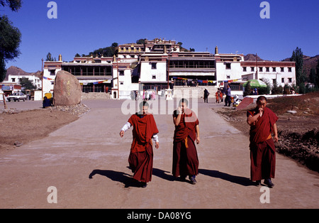 Buddhisten Mönche gehen aus dem Kloster Badekar bekannt als Wudang zhao Tempel die größte und am besten erhaltene tibetische buddhistische Lamaserei der Gelug-Sekte im Jahr 1749 in der No Han-Stil Architektur etwa 70 Kilometer nordöstlich von Baotou in der Inneren Mongolei Autonome Region gebaut. China Stockfoto