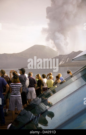 Touristen beobachten eine dramatischere vulkanischen Display Aufsetzen von Mt. Stratovulkan Tavurvur, Papua-Neu-Guinea. Stockfoto