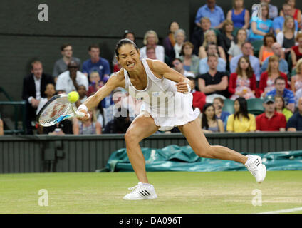 Wimbledon, London, UK. 29. Juni 2013. Tag sechs der Wimbledon Tennis Championships 2013 statt in The All England Lawn Tennis and Croquet Club, London, England, UK. Serena Williams (USA) gegen Kimiko Date-Krumm (JPN) Credit: Action Plus Sport/Alamy Live News Stockfoto