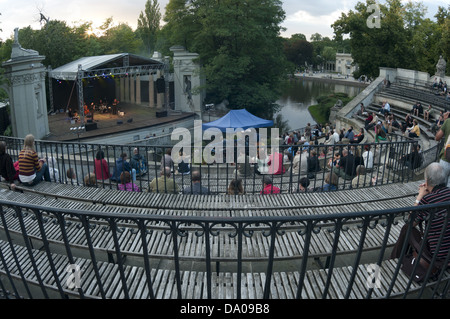 Menschen beim Konzert in der Königlichen Bäder Park Amphitheater, Lazienki kann, Warschau, Warszawa, Polen, Polska Stockfoto