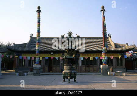 Ding Weihrauch-Brenner vor Ih Juu oder Da Zhao Tempel ein buddhistisches Kloster, gebaut im Jahre 1579 in Hohhot Hauptstadt Stadt der autonomen Region Innere Mongolei. China Stockfoto