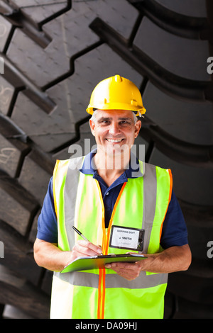 Porträt von senior Versand Arbeiter in Zwischenablage schreiben Stockfoto