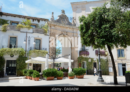 Das Tor zur Altstadt, Martina Franca, Apulien, Italien Stockfoto