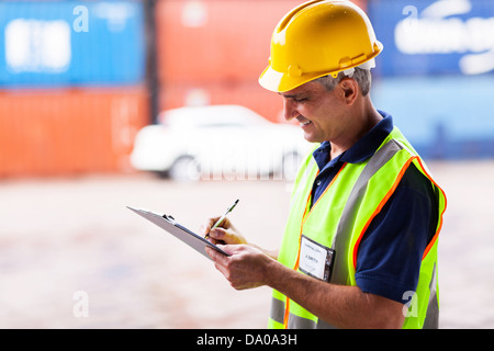 lächelnde senior Arbeiter arbeiten am Hafen Stockfoto