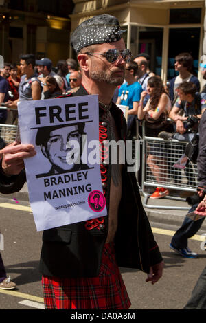 London, UK. 29. Juni 2013. Teilnehmer an der Gay-Pride-Parade im Zentrum von London am 29. Juni 2013 die Freilassung von Bradley Manning Credit: Bruce Martin/Alamy Live News Stockfoto