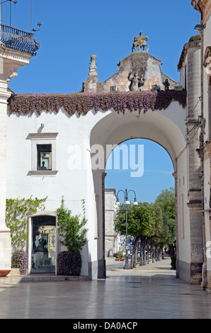 Das Tor zur Altstadt, Martina Franca, Apulien, Italien Stockfoto