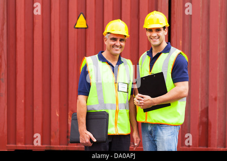 zwei Mitarbeiter vor Container Versand Stockfoto
