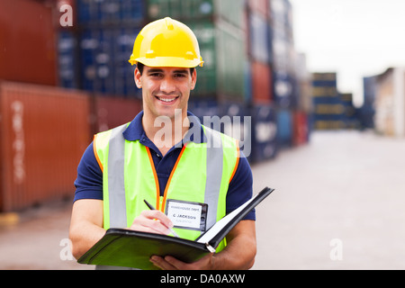 junge Hafen Container Depot Arbeiter Stockfoto