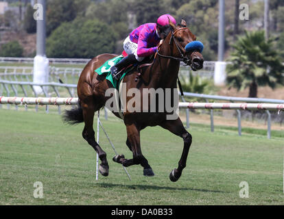 Inglewood, Kalifornien, USA. 29. Juni 2013. Natürlich mit Joe Talamo an Bord gewinnt die G1 '' zu gewinnen und Ihre gewinnen '' Schuster Meile Einsätze bei Betfair Hollywood Park in Inglewood, Kalifornien am 29. Juni 2013. © Zoe Metz/Eclipse-Sportswire/Eclipse/ZUMAPRESS.com/Alamy-Live-Nachrichten Stockfoto