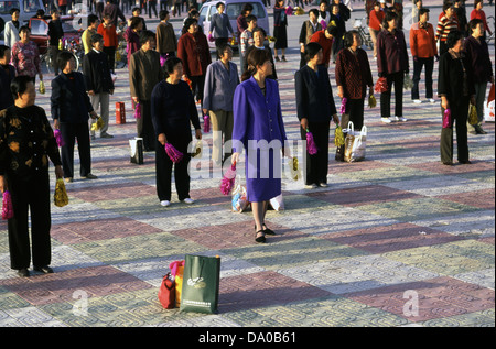 Die Chinesen üben von Tai Chi am frühen Morgen im Zentrum von Zhongwei eine Stadt der Provinz Ningxia China Stockfoto