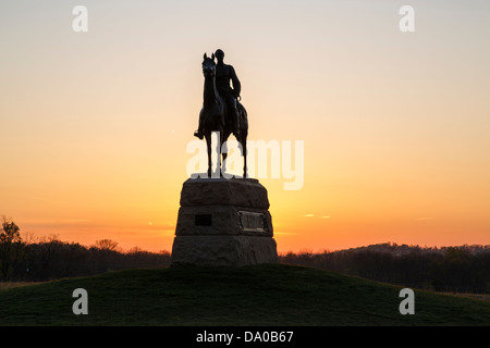 Schlachtfeld Denkmal von einem Mann auf einem Pferd bei Sonnenaufgang entlang Cemetery Ridge auf die Gettysburg National Military Park Stockfoto