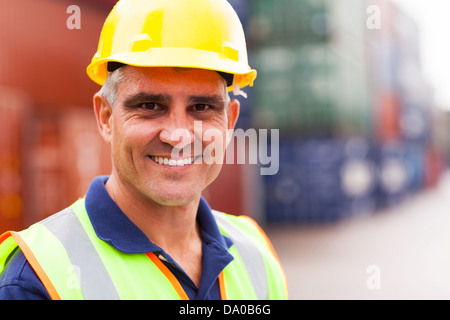 glücklich senior Hafen Worker bei Container-depot Stockfoto