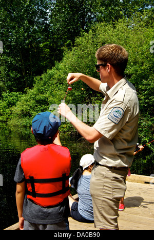 Fisheries Society BC Binnenfischerei in Stadt freiwillig Fisch Programm Heiligtum Teich Vancouver junge am Lernen dazu Stockfoto