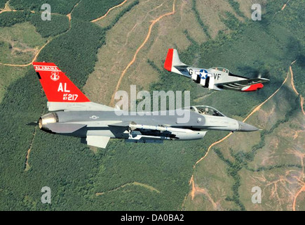 100. Kämpfer-Geschwader F - 16C block 30 Fighting Falcon 87-0217 und p-51 Mustang Stockfoto