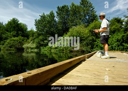 Asiatischer Mann BC Fischerei Gesellschaft Binnenfischerei in Stadt Dock Learn Fisch Programm Heiligtum Teich Hastings Park Vancouver Stockfoto