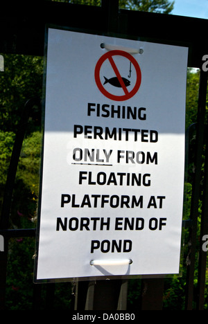 Eingeschränkt, Angeln Bereich Zeichen Heiligtum Pond Hastings Park BC Fischerei Gesellschaft Binnenfischerei in der Stadt Vancouver Stockfoto