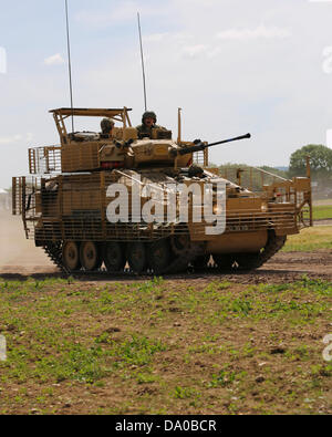 Bovington, UK. 29. Juni 2013. FV107 Scimitar ist ein gepanzerter Spähwagen (manchmal eingestuft als ein leichter Panzer) von der britischen Armee eingesetzt. Es ist sehr ähnlich zu der FV101 Scorpion aber eine hohe Geschwindigkeit 30 mm L21 RARDEN Kanone anstelle einer 76 mm Kanone montiert. Es erging an Royal Armoured Corps, gepanzerte Regimente in der Rolle der Aufklärung. Jedes Regiment hatte eine enge Reconnaissance Squadron der 5 Truppen von 8 FV107 Scimitar. Stockfoto