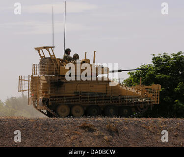 Bovington, UK. 29. Juni 2013. FV107 Scimitar ist ein gepanzerter Spähwagen (manchmal eingestuft als ein leichter Panzer) von der britischen Armee eingesetzt. Es ist sehr ähnlich zu der FV101 Scorpion aber eine hohe Geschwindigkeit 30 mm L21 RARDEN Kanone anstelle einer 76 mm Kanone montiert. Es erging an Royal Armoured Corps, gepanzerte Regimente in der Rolle der Aufklärung. Jedes Regiment hatte eine enge Reconnaissance Squadron der 5 Truppen von 8 FV107 Scimitar. Stockfoto