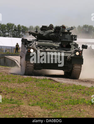 Bovington, UK. 29. Juni 2013. Die Krieger verfolgt Fahrzeugfamilie ist eine Reihe von britische gepanzerte Fahrzeuge, ursprünglich entwickelt, um den älteren FV430-Serie von gepanzerten Fahrzeugen zu ersetzen. Der Krieger begann als das MCV-80-Projekt, das erst in den 1970er Jahren thematisiert wurde, GKN Sankey/Verteidigung gewann die Produktion Vertrag im Jahr 1980. GKN Defence wurde anschließend von BAE Systems (über Alvis plc) gekauft. Für die britische Armee der Krieger mehrere Design-Merkmale im Einklang mit UK-Battlefield-Erlebnis beinhaltet wurden insgesamt 789 FV510 und Varianten hergestellt. Stockfoto