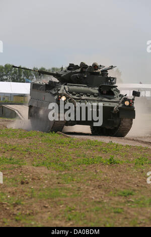 Bovington, UK. 29. Juni 2013. Die Krieger verfolgt Fahrzeugfamilie ist eine Reihe von britische gepanzerte Fahrzeuge, ursprünglich entwickelt, um den älteren FV430-Serie von gepanzerten Fahrzeugen zu ersetzen. Der Krieger begann als das MCV-80-Projekt, das erst in den 1970er Jahren thematisiert wurde, GKN Sankey/Verteidigung gewann die Produktion Vertrag im Jahr 1980. GKN Defence wurde anschließend von BAE Systems (über Alvis plc) gekauft. Stockfoto