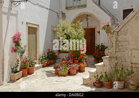 Hübsche Ecke, Locorotondo, Apulien, Italien Stockfoto