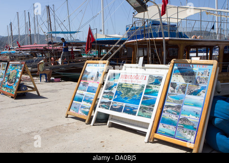 Touristischen Boot Reise Werbetafeln am Hafen in Kas, Türkei Stockfoto