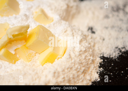 Detail aus Mehl, Butter und Puderzucker bereit zur Herstellung von Gebäck Stockfoto