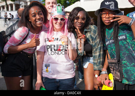 London, UK. 29. Juni 2013. Massen von Menschen versammelten sich am Trafalgar Square für die 2013 Gay-Pride-Feier Credit: Adina Tovy/Alamy Live News Stockfoto