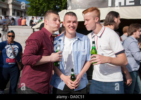 London, UK. 29. Juni 2013. Massen von Menschen versammelten sich am Trafalgar Square für die 2013 Gay-Pride-Feier Credit: Adina Tovy/Alamy Live News Stockfoto