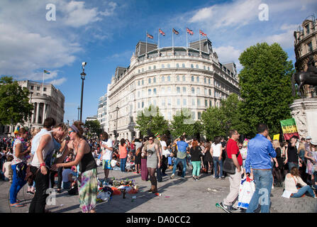 London, UK. 29. Juni 2013. Massen von Menschen versammelten sich am Trafalgar Square für die 2013 Gay-Pride-Feier Credit: Adina Tovy/Alamy Live News Stockfoto