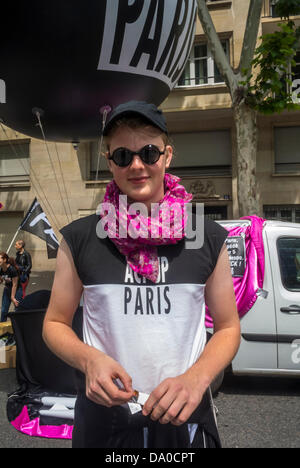 Paris, Frankreich, LGBT-Aktivismus, bei der jährlichen Gay Pride Parade, Portrait „Laure Pora“, Ex-Präsidentin von Act up-Paris NGO, Transgender-Frau-Freiwilligenarbeit, Freiwillige in Europa Stockfoto