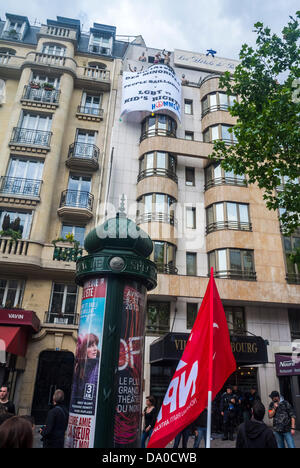 Paris, Frankreich, Anti-Gay-Heirat Demonstranten, extreme Rechte, entfalten Banner auf der Fassade des Hotels während der jährlichen Gay Pride Parade, 2013 rechts Stockfoto