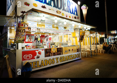 Eis und Granita auf ein walking street, fest des Heiligen Johannes des Täufers, Feier in Andalusien in San Juan, Huelva, Spanien Stockfoto