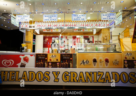 Eis und Granita auf ein walking street, fest des Heiligen Johannes des Täufers, Feier in Andalusien in San Juan, Huelva, Spanien Stockfoto