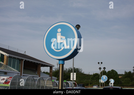 Behindertenparkplätze, Zeichen in Asda-Parkplatz Stockfoto