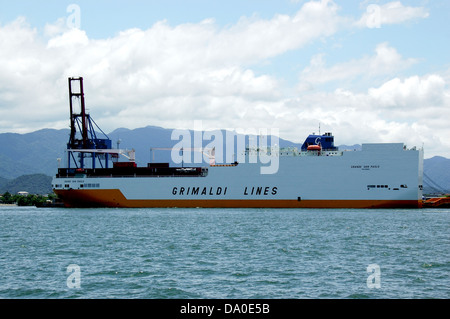 Auto Schiff oder Ro-Ro-Fahrgastschiffe im Terminal Hafen/Schifffahrt Stockfoto