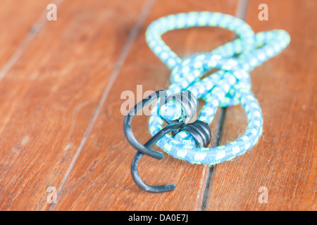 Leichte blaue elastisches Seil mit Metallhaken Stockfoto