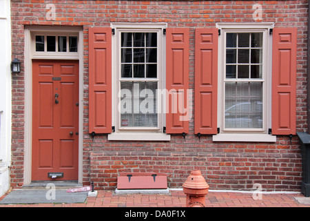 Tür und Fenster ein traditionelles Haus im Kolonialstil in Philadelphia Center City, Pennsylvania. Stockfoto
