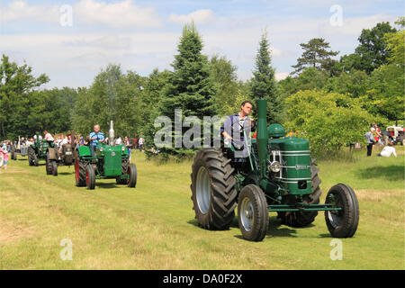 1950 Field Marshall Mark 3 und 1946 Bolinder Munktell BM 20, Oldtimer-Traktor-Anzeige und Parade, Royal Horticultural Society Garden Party-Wochenende, 29. und 30. Juni 2013. Zwei Tage zeigt, Animation und Musik bei RHS Garden Wisley, Surrey, England, Großbritannien, Deutschland, UK, Europa. Stockfoto