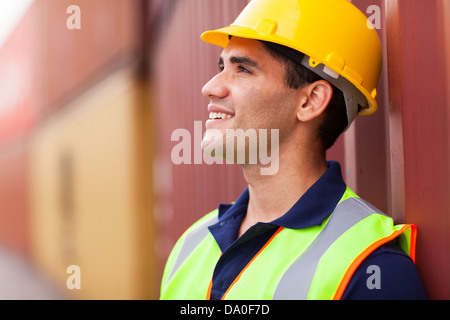 optimistische junge Hafen Arbeiter im Container yard Stockfoto