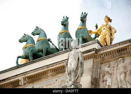 Blick auf die Spitze des Arc de Triomphe du Carrousel, Paris, Frankreich, mit Statuen Frieden in einem triumphalen Wagen fahren. Stockfoto