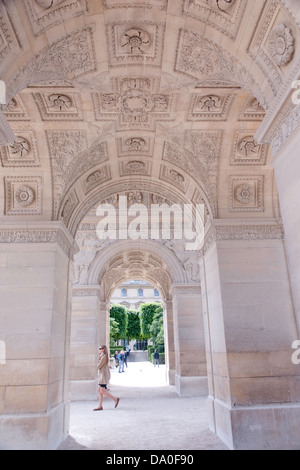 Zeigen Sie unter dem großen Bogen des Arc de Triomphe du Carrousel, Paris, Frankreich an. Stockfoto