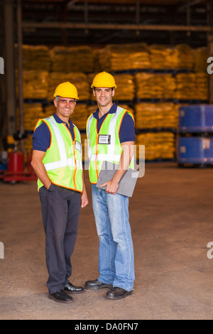 zwei Versand und Lager Arbeiter Porträt Arbeitsplatz Stockfoto