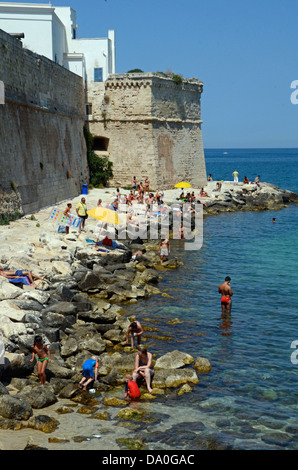 Felsen von Monopoli alte Mauern, Italien Stockfoto