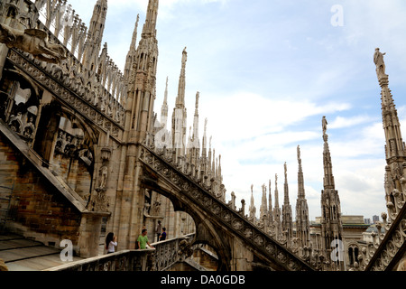 Türmen, Statuen und eine Vielzahl von Formen und Designs auf dem Dach des Doms in Mailand Italien Stockfoto