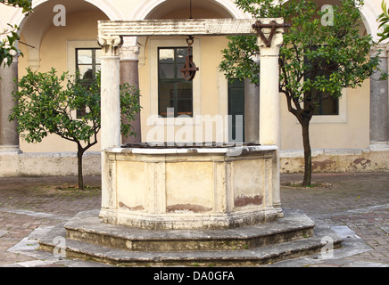 Mittelalterliche Wasser gut in einem Kloster Stockfoto