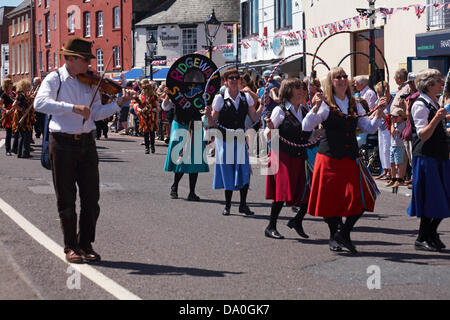 Poole, Dorset, UK 29. Juni 2013. Volksfest für Poole, ein spannendes neues Festival von Poole Tourismus und Folk Dorset mit achtzehn Morris Seiten tanzen traditionelle englische Tänze aus über den Süden und westlich von England über die zweitägige Veranstaltung, sowie musikalische Veranstaltungen organisiert. Ridgway Schritt verstopfen führen Credit: Carolyn Jenkins/Alamy Live News Stockfoto