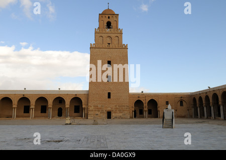 Minarett und Hof an die heiligste Stadt der großen Moschee Kairouan Tunesien Tunesien Stockfoto