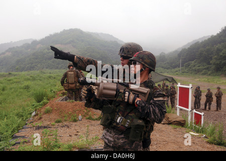 Republik der Korea Marine bereitet sich auf M32 40 mm automatische Granatwerfer unter Anleitung von einem US-Marine während des Trainings 18. Juni 2013 bei Su Seong Re Serie, Pohang, Südkorea Feuer. Stockfoto